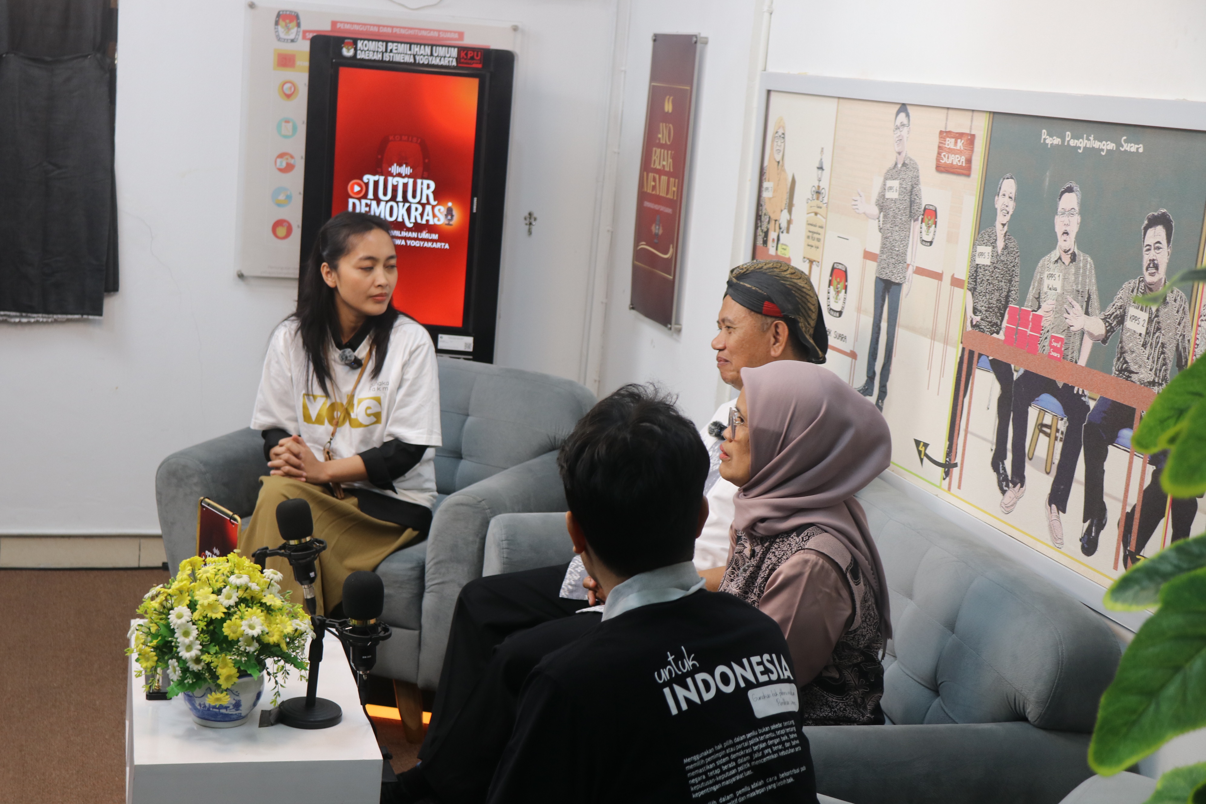 Bawaslu DIY dan KPU DIY bersinergi dalam megedukasi masyarakat tentang demokrasi dan kepemiluan melalui tayangan podcast “Tutur Demokrasi” KPU DIY
