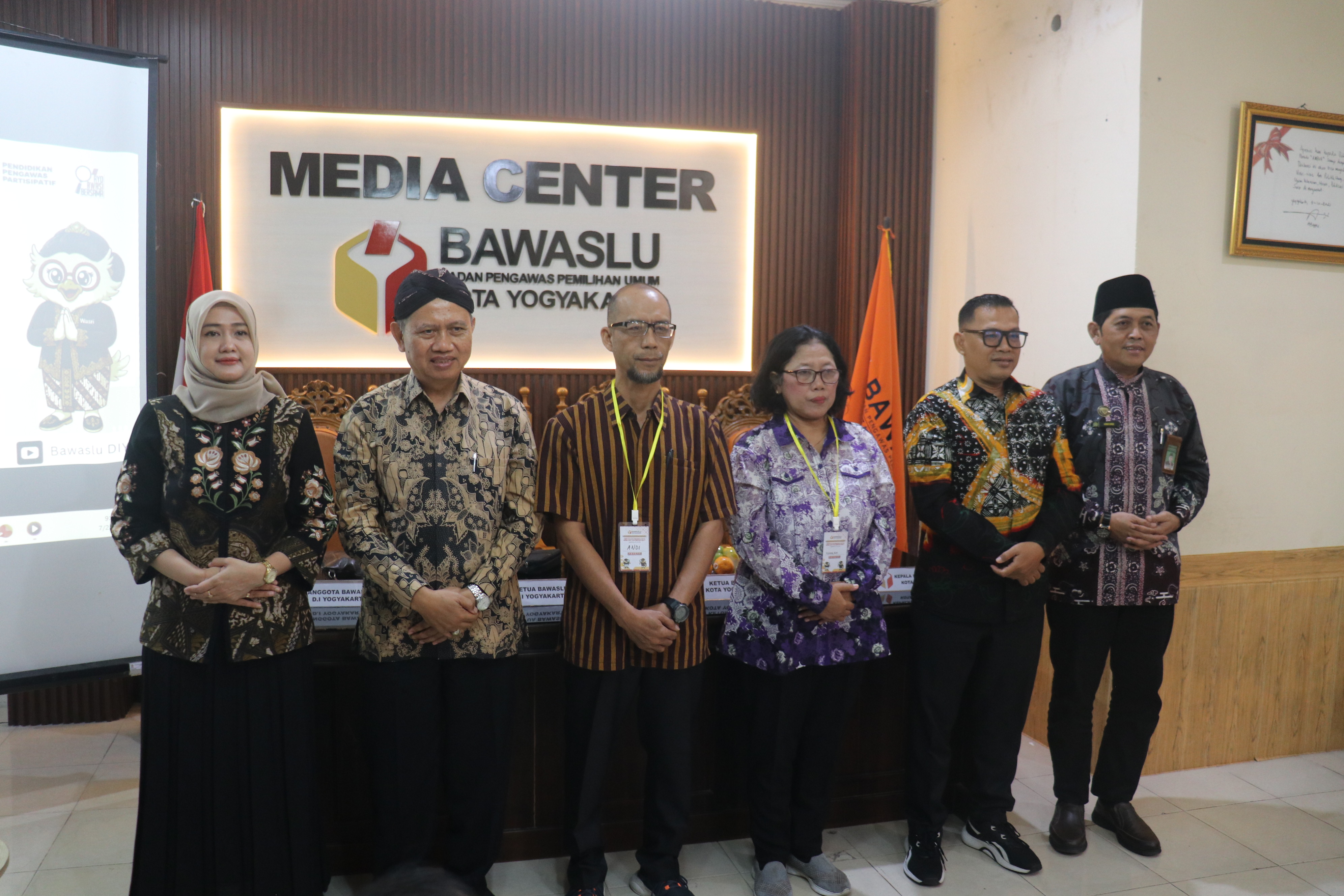 Bawaslu DIY membuka sekaligus menyematkan tanda peserta kepada peserta Pendidikan Pengawas Partisipatif (P2P) di Bawaslu Kota Yogyakarta