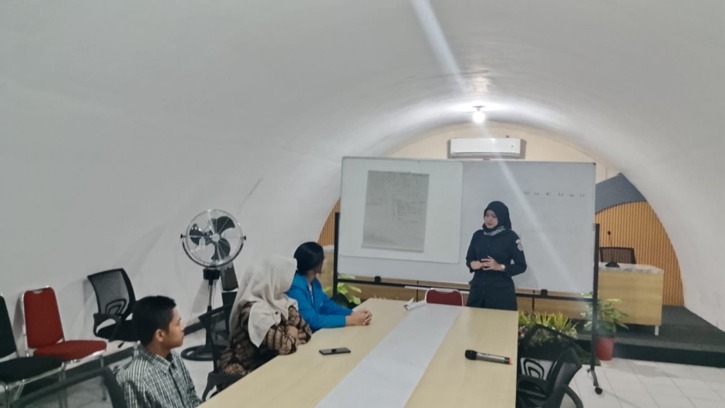 Koordinator Divisi Pencegahan, Partisipasi Masyarakat dan Humas Bawaslu DIY berdiskusi dengan mahasiswa tentang strategi pengawasan pemilu