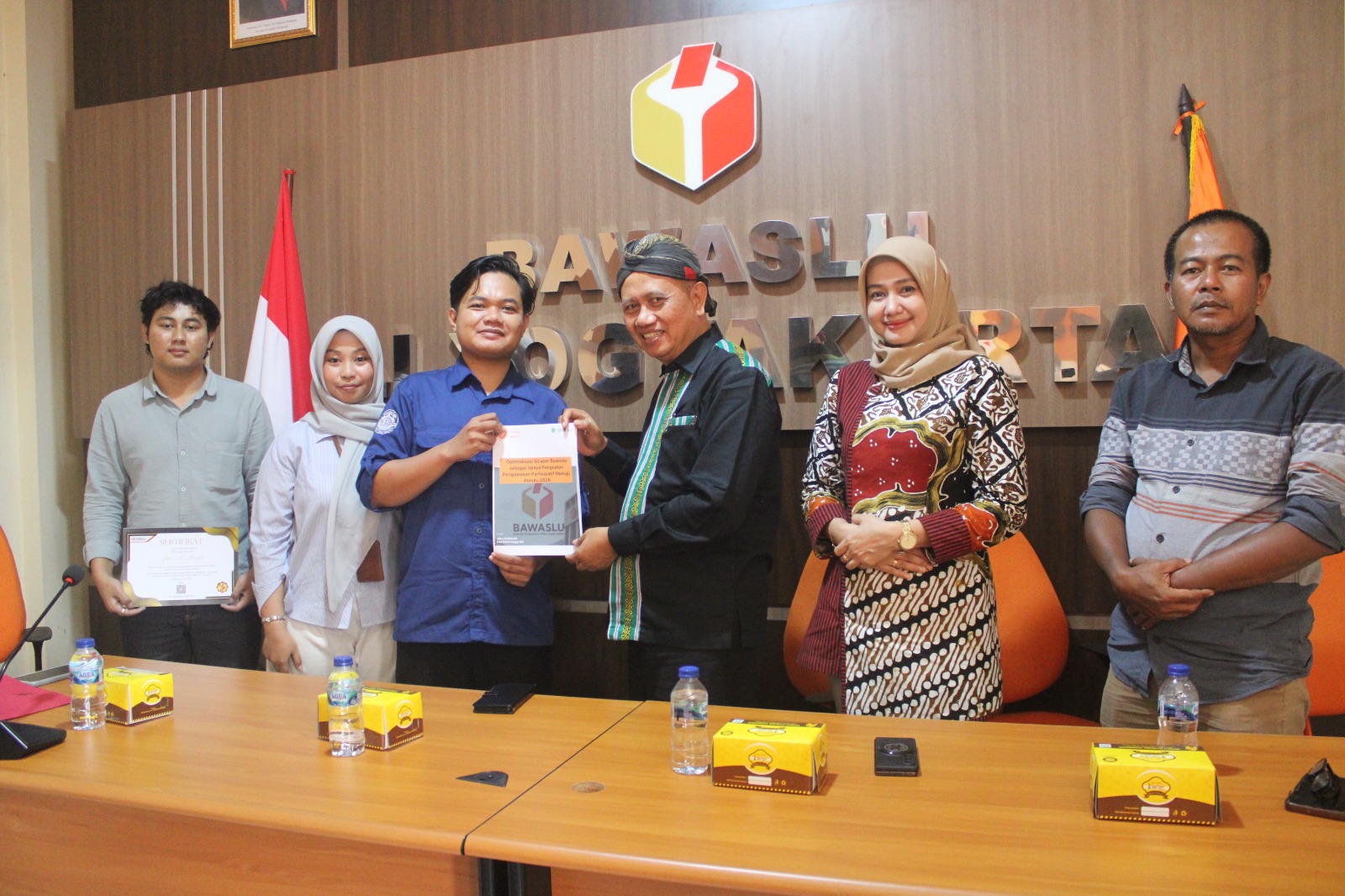 Bawaslu DIY menerima policy brief hasil karya tulis yang disusun oleh mahasiswa Universitas Aisiyah’ (UNISA) selama melaksanakan magang di Bawaslu DIY yang diserahkan oleh dosen pembimbing lapangan