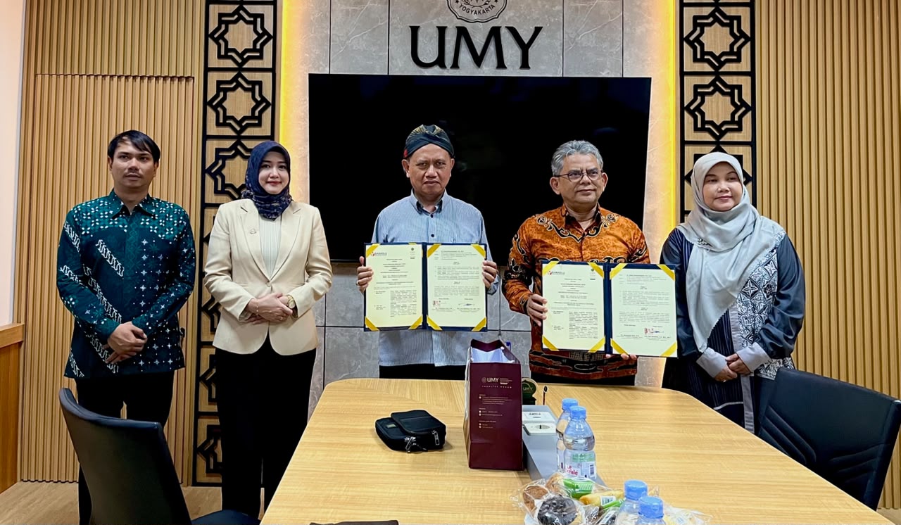 Bawaslu DIY dan Fakultas Hukum UMY melakukan penandatangan kerja sama Pendidikan demokrasi dan kepemiluan serta pengawasan partisipatif