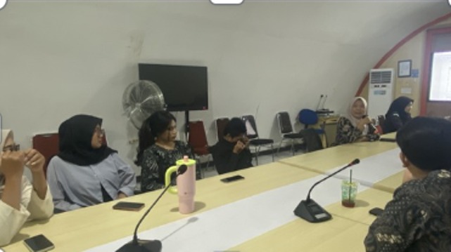 Anggota Bawaslu DIY memaparkan asas pemilu dan penjelasannya kepada mahasiswa