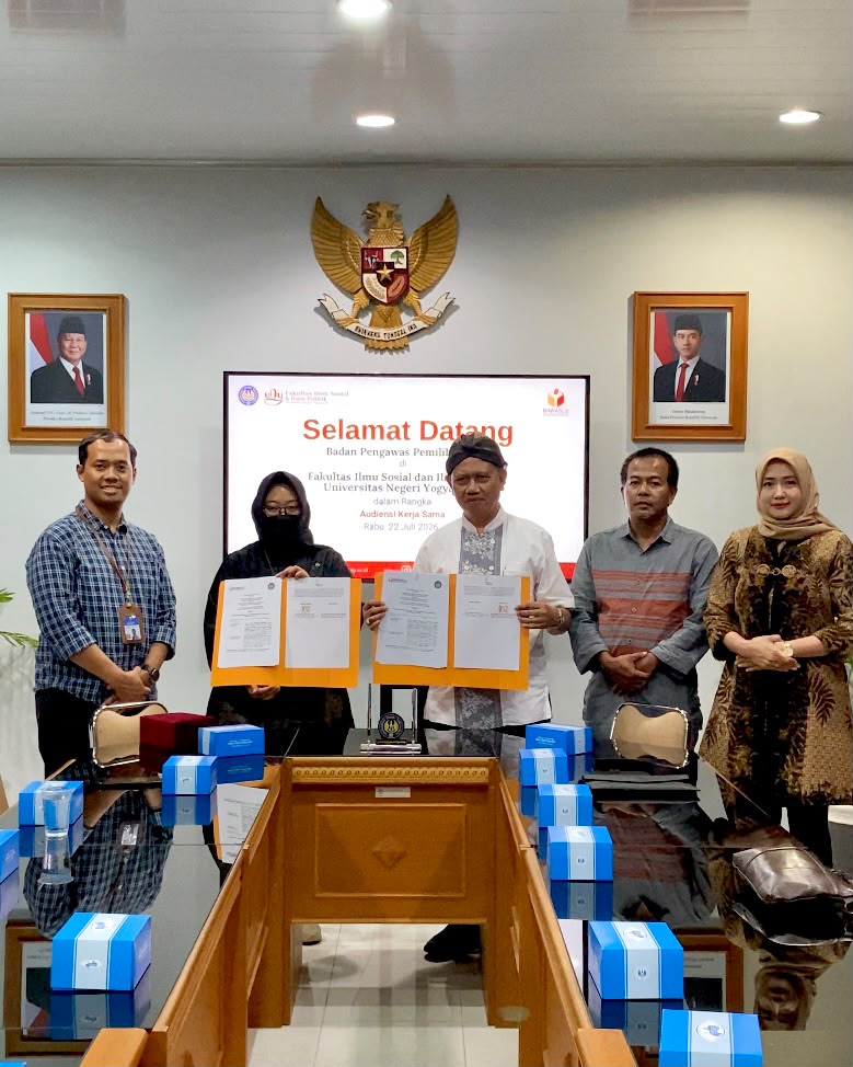 Bawaslu DIY dan FISIP UNY melakukan penandatanganan kerja sama untuk memperkuat literasi demokrasi dan pengawasan partisipatif dari kalangan mahasiswa
