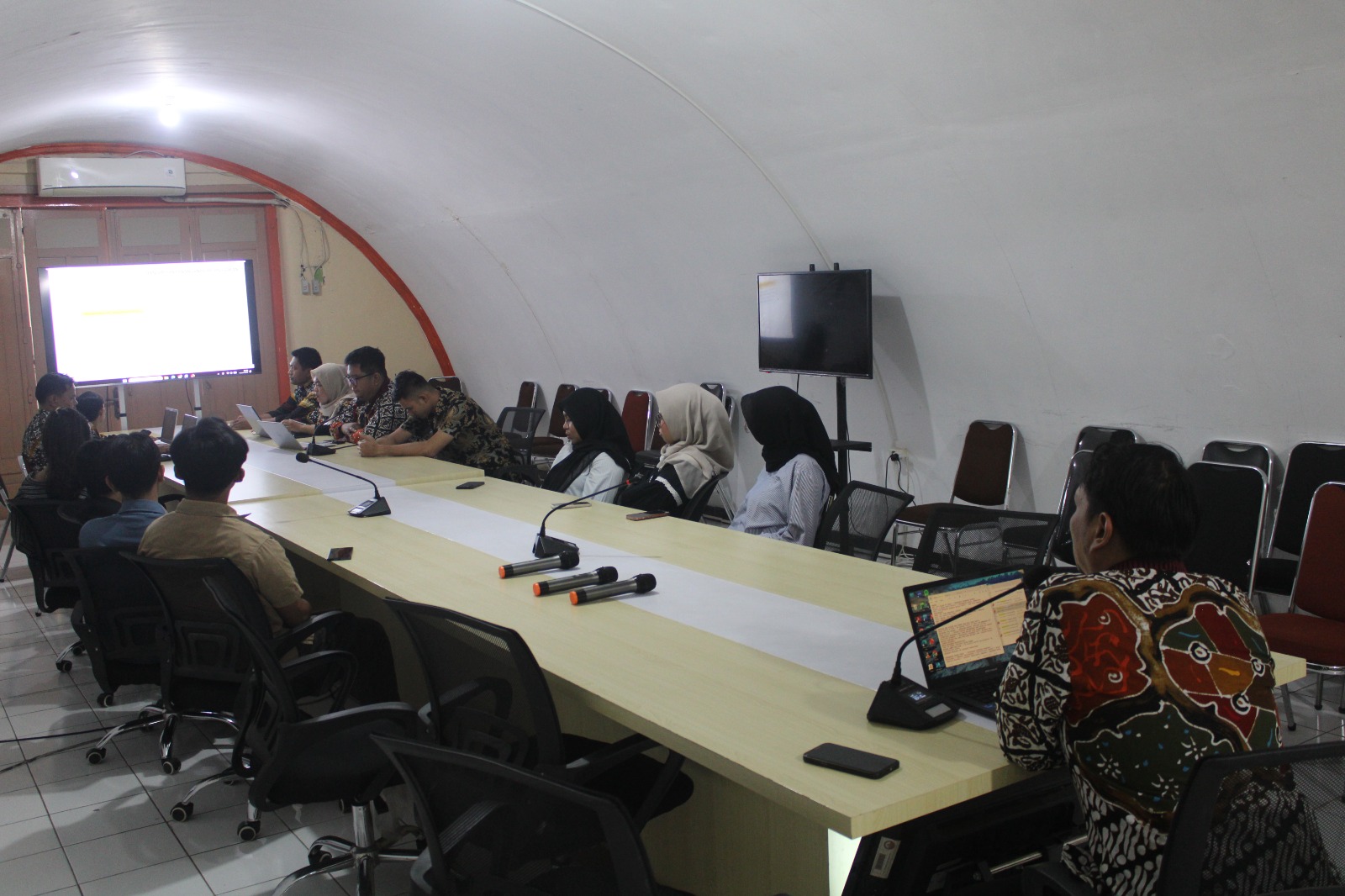 Anggota Bawaslu DIY, Bayu Mardinta Kurniawan memaparkan tentang penanganan pelanggaran dan proses pelaporan beserta proses penegakkan hukumnya kepada mahasiswa