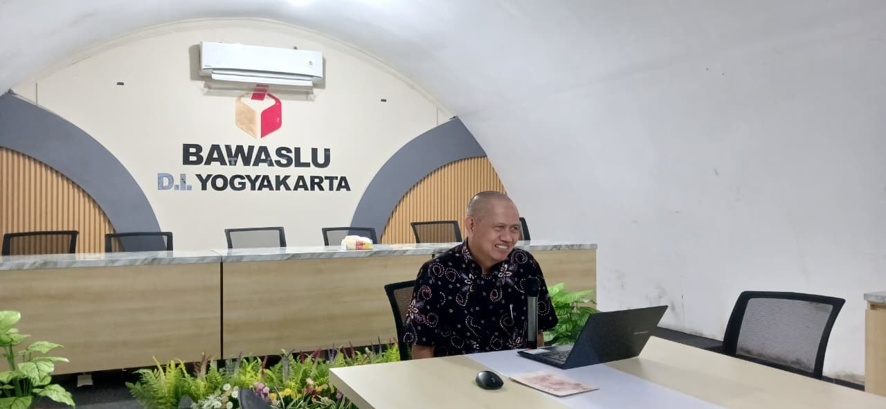 Ketua Bawaslu DIY memaparkan materi tentang demokrasi dalam kegiatan Angkringan Demokrasi di Bawaslu DIY