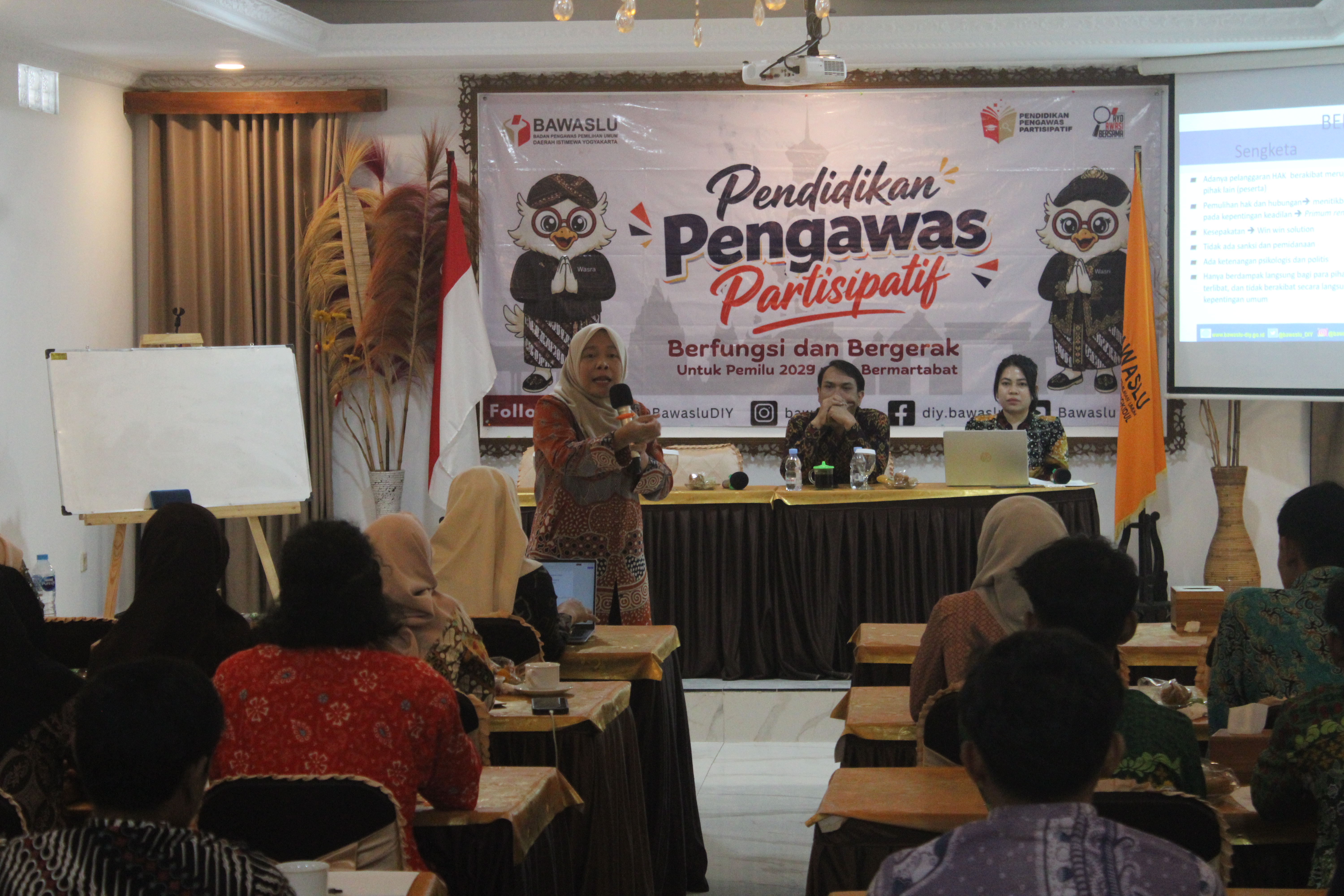 Anggota Bawaslu DIY memberikan materi dalam Pendidikan Pengawas Partisipatif di Bawaslu Kabupaten Gunungkidul