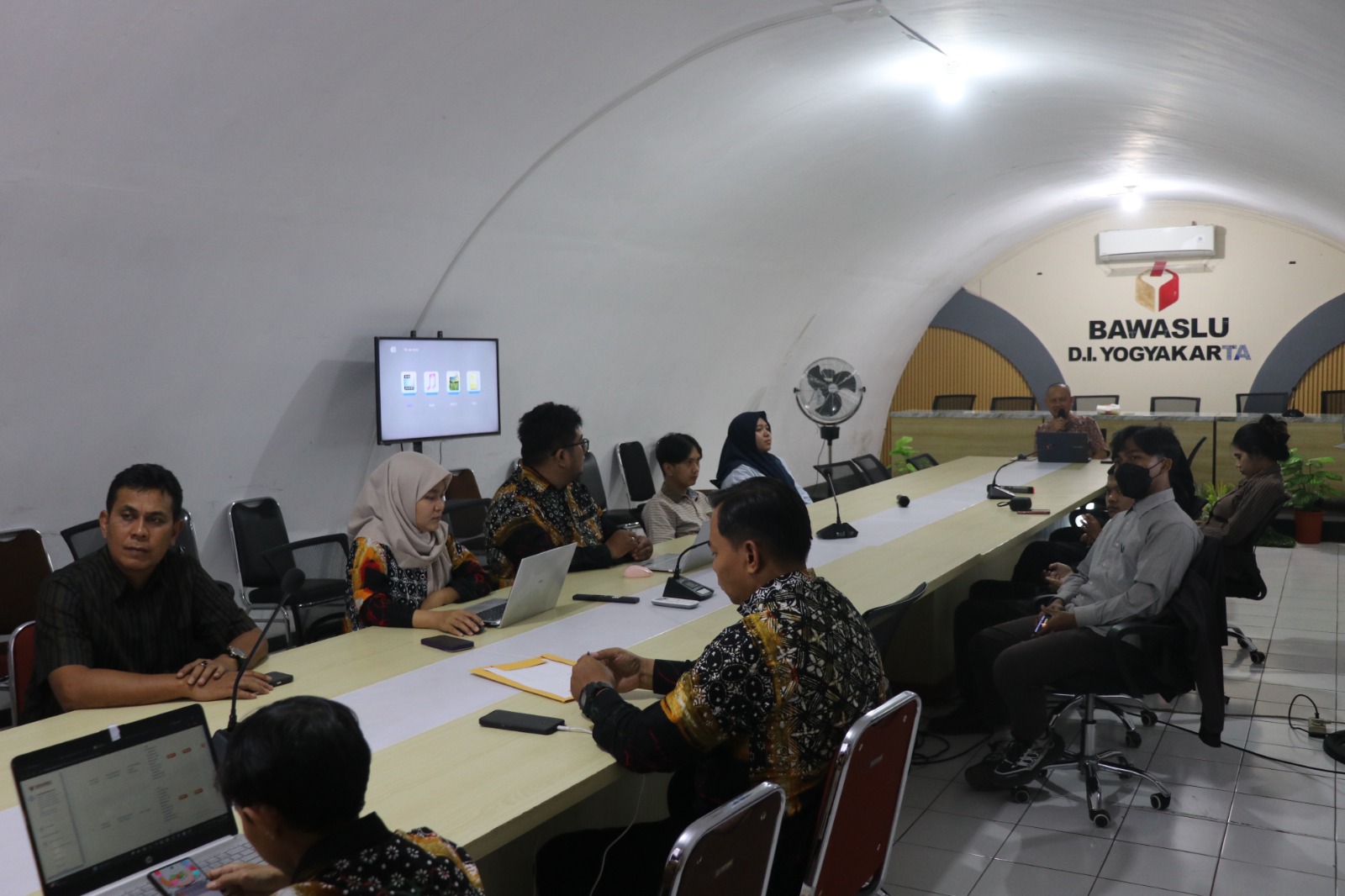 Bawaslu DIY dan mahasiswa berdiskusi mengenai tantangan oligarki dan demokrasi pada program Angkringan Demokrasi