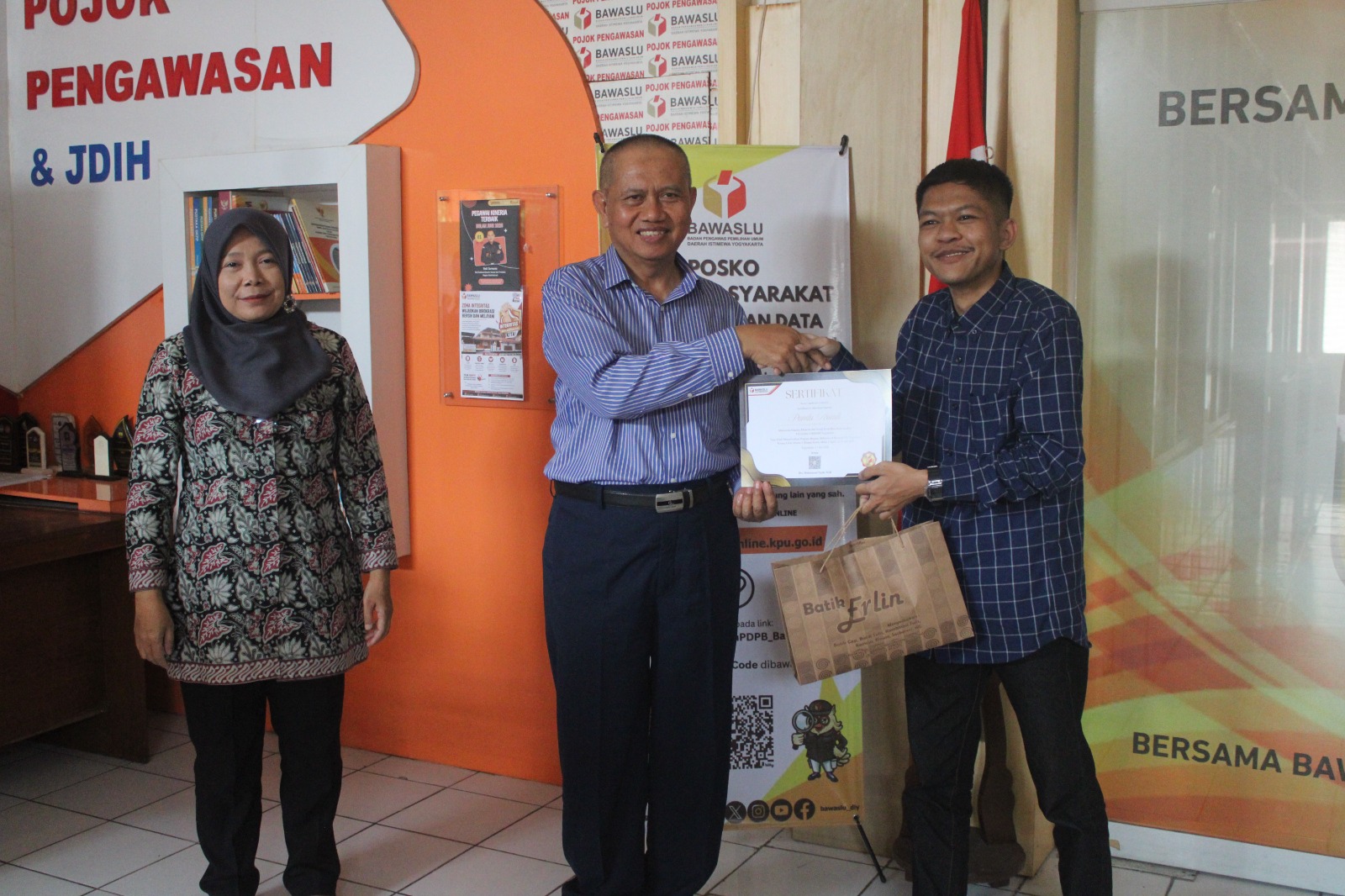 Ketua Bawaslu DIY, Mohammad Najib (tengah) melepas mahasiswa magang DIY dengan didampingi oleh Koordinator Divisi Hukum dan Penyelesaian Sengketa Bawaslu DIY, Sutrisnowati (kiri)