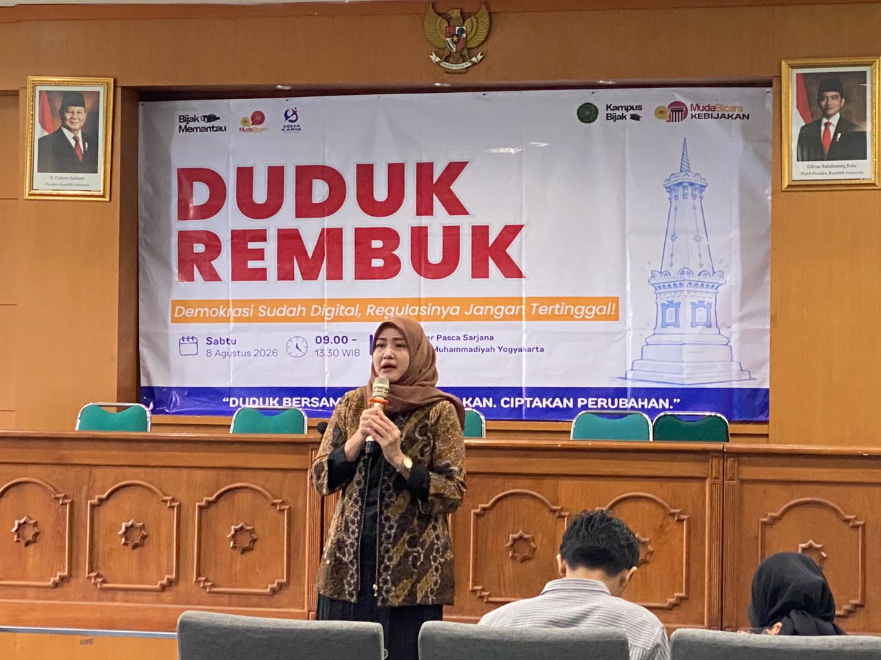 Koordinator Divisi Pencegahan, Partisipasi Masyarakat dan Humas Bawaslu DIY, Umi Illiyina memaparkan kerawanan pemilu dalam era digital di Universitas Muhammadiyah Yogyakarta