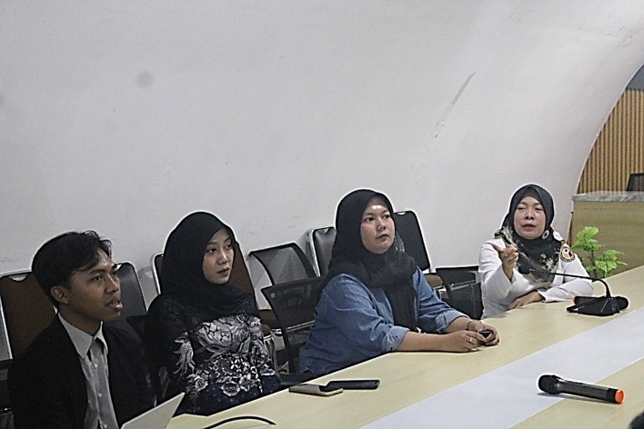 Anggota Bawaslu DIY, Koordinator Divisi Hukum dan Penyelesaian Sengketa, Sutrisnowati, memaparkan asas Pemilu kepada mahasiswa magang