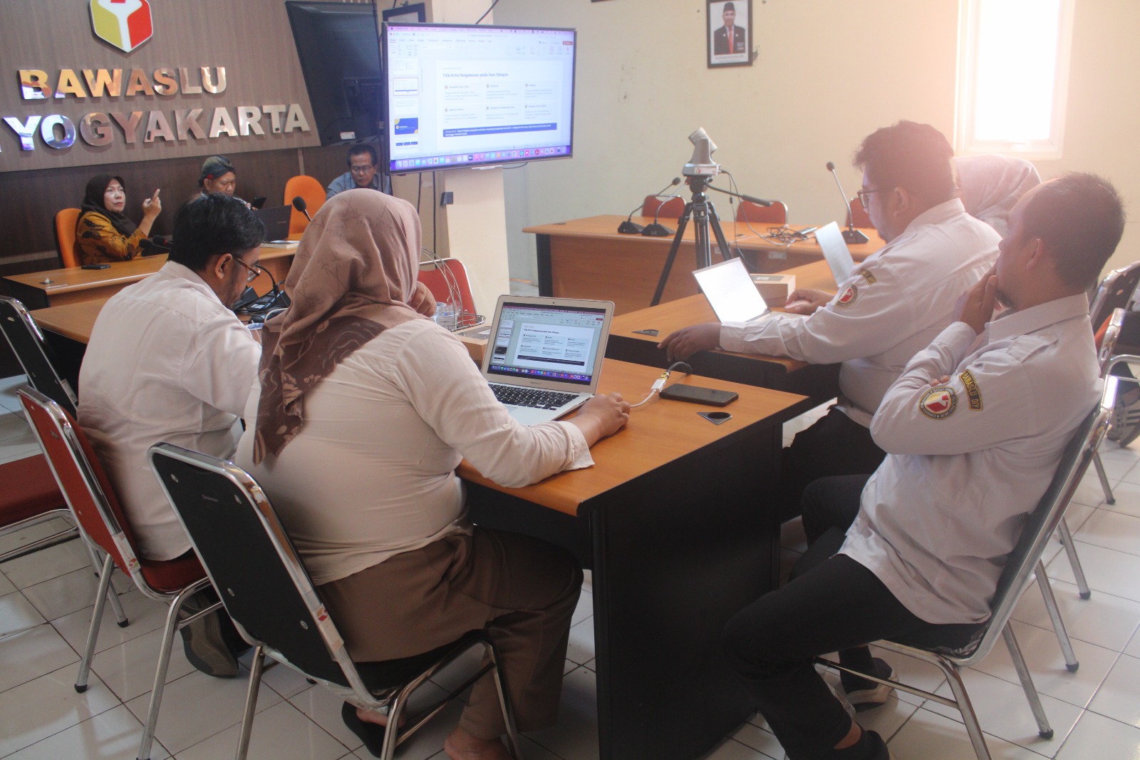 Bawaslu DIY mendiskusikan materi Bawaslu Membelajarkan yang akan disusun dan dipresentasikan melalui video pembelajaran