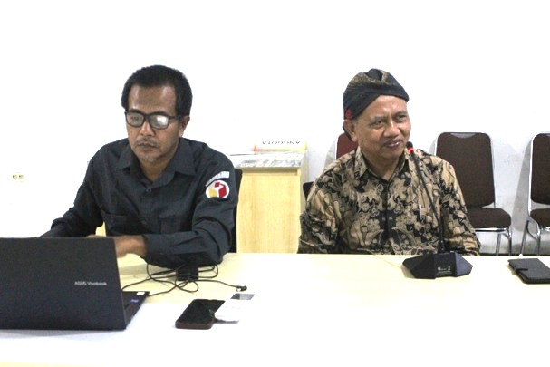 Ketua Bawaslu DIY dan Koordinator Divisi SDMO Bawaslu DIY mendiskusikan pembagian tim dan materi Bawaslu Membelajarkan Volume 2.