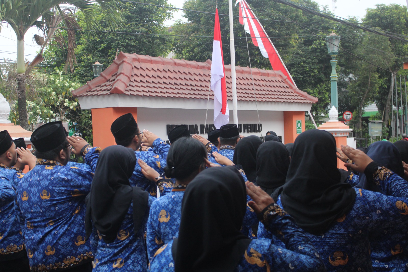 Bawaslu DIY peringati kemerdekaan Indonesia yang ke-81 tahun dengan melaksanakan upacara bendera di halaman kantor Bawaslu DIY.