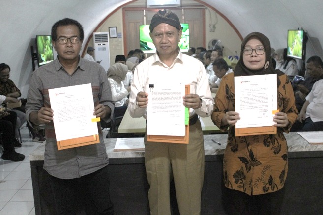 Ketua dan Anggota Bawaslu DIY menandatangani dokumen IKU untuk meningkatkan profesionalisme kinerja Bawaslu DIY