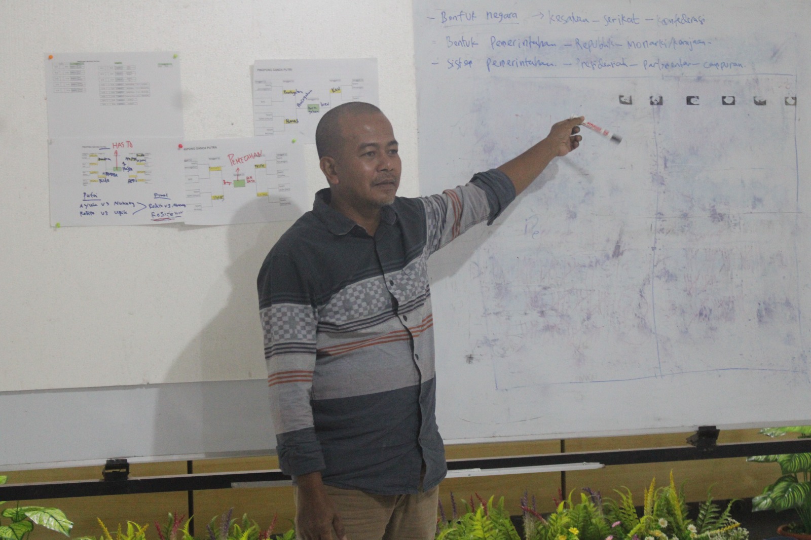 Bawaslu DIY membahas sejarah Pemilu di Indonesia bersama Koordinator Divisi Sumber Daya Manusia, Organisasi, Pendidikan dan Pelatihan Bawaslu DIY, Agung Nugroho