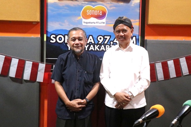 Ketua Bawaslu DIY menjadi narasumber dialog publik di program Teras Kota Radio Sonora