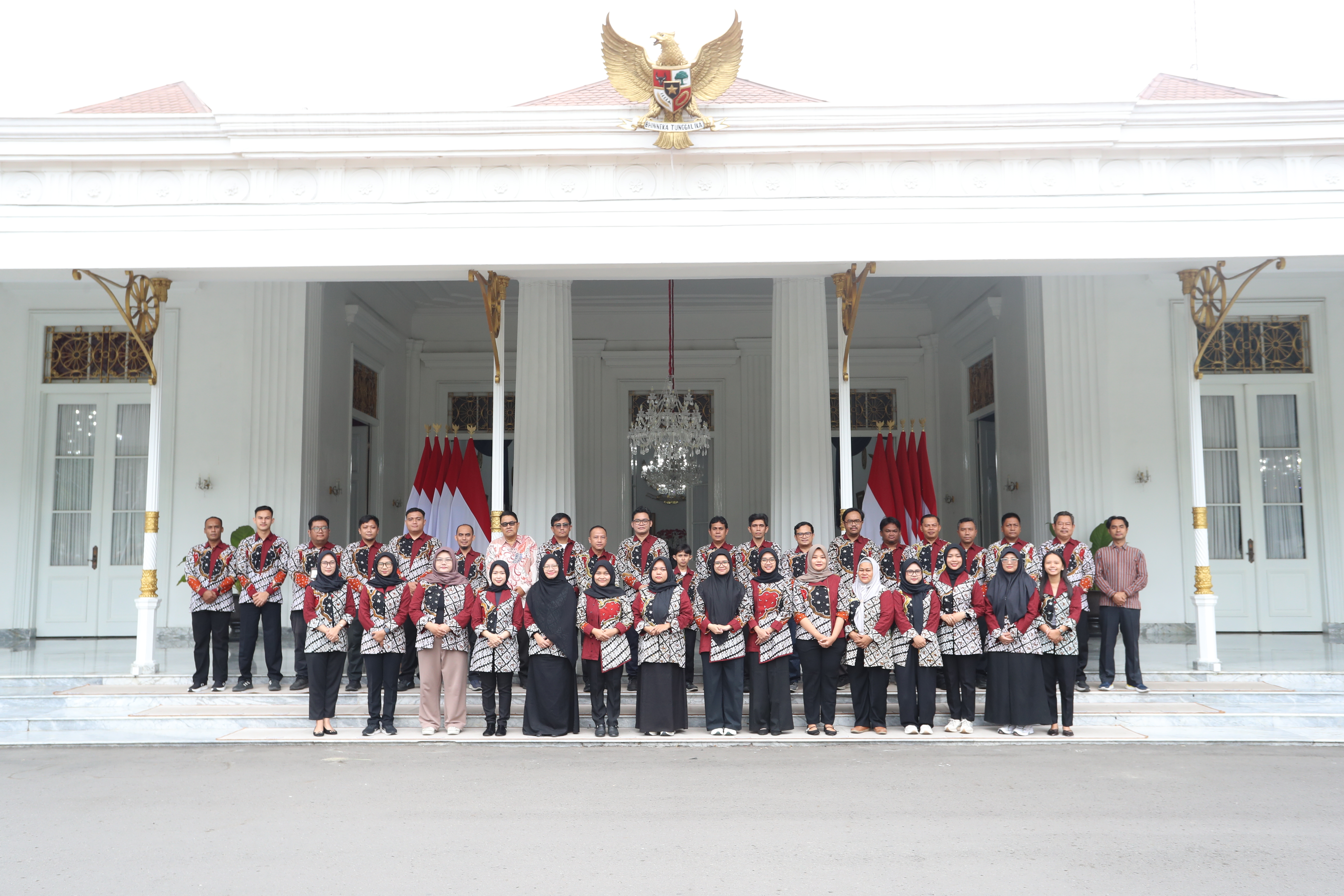 Bawaslu DIY melakukan foto bersama di Gedung Agung Bawaslu DIY sekaligus menelusuri jejak sejarah nasionalisme bangsa Indonesia pada kegiatan Rabu Sehati, Jumpa Berlian.