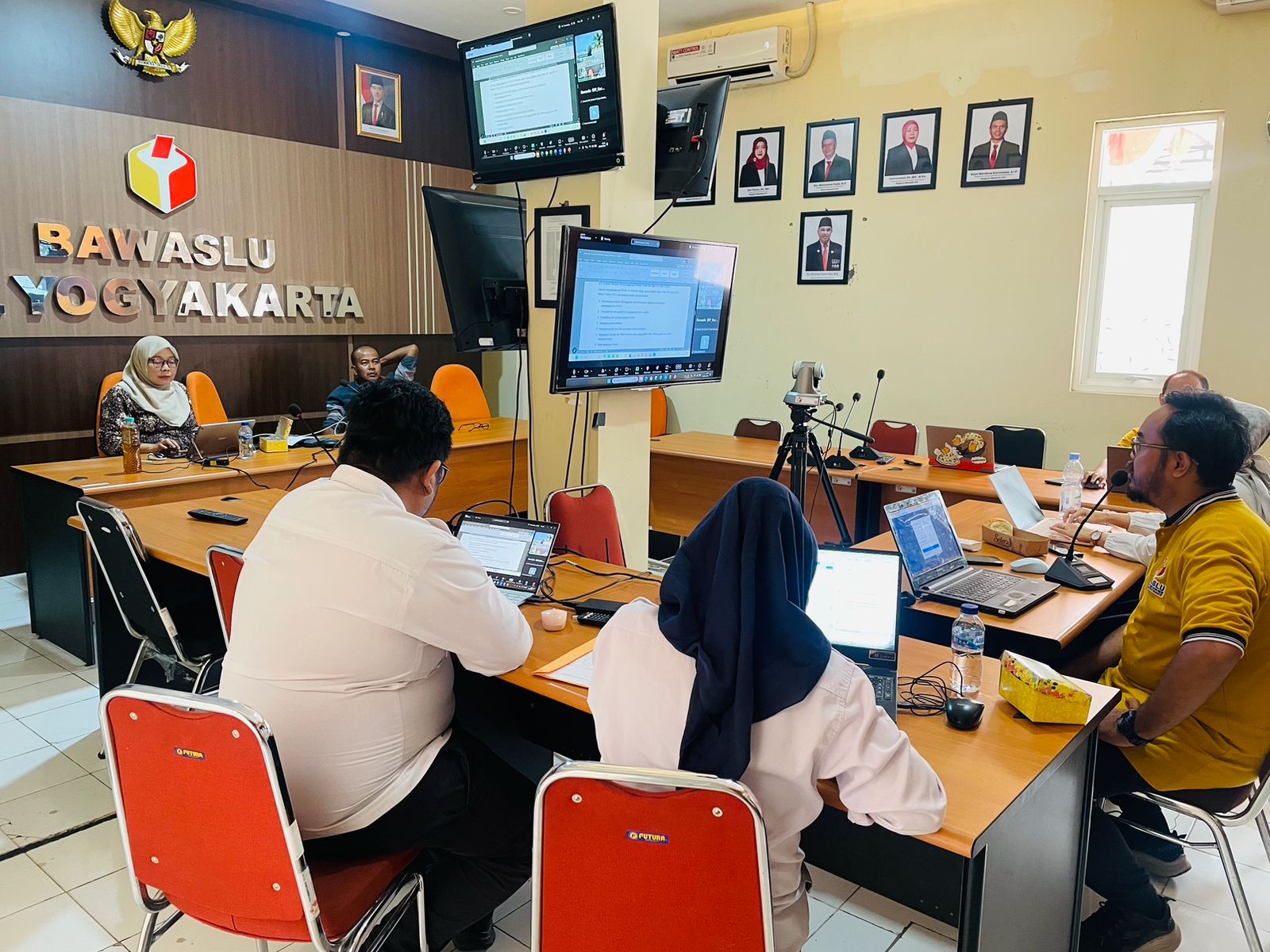 : Bawaslu DIY diskusikan materi Bawaslu Membelajarkan Volume 2 secara lebih mendalam di ruang Media Centre Bawaslu DIY
