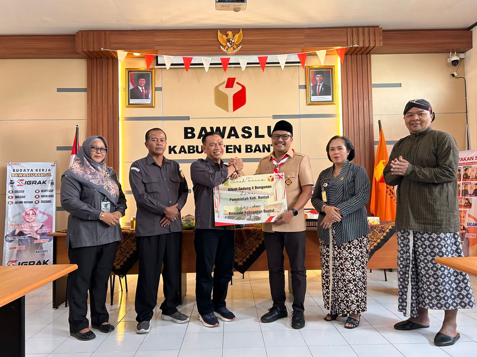 Koordinator Divisi Sumber Daya Manusia, Organisasi, Pendidikan dan Pelatihan Bawaslu DIY, Agung Nugroho turut menyaksikan pemberian hibah gedung dari Pemerintah Kabupaten Bantul kepada Bawaslu Kabupaten Bantul.