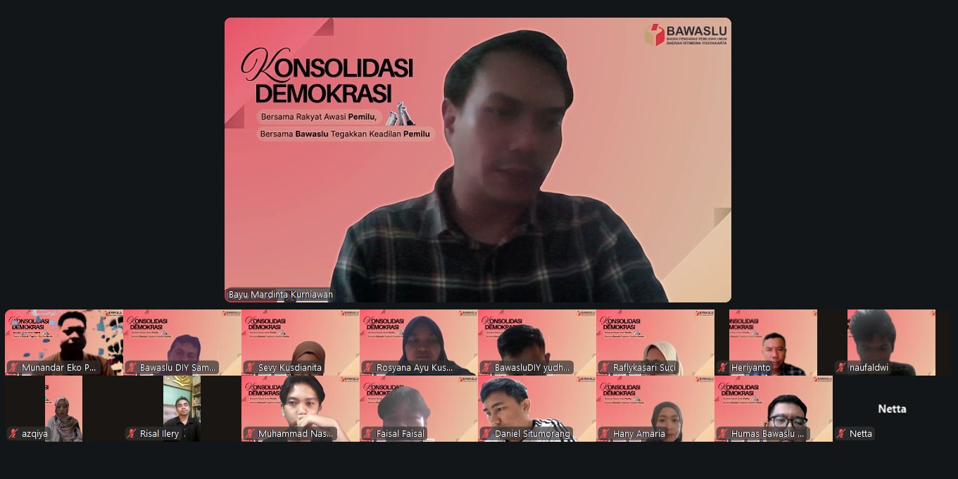 Koordinator Divisi Penanganan Pelanggaran,Data dan Informasi Bawaslu DIY, Bayu Mardinta Kurniawan memaparkan pengawasan netralitas ASN, TNI dan PolRI secara daring