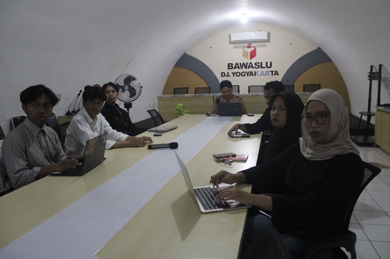 Bawaslu DIY ajak mahasiswa berdiskusi mengenai dinamika demokrasi dan kepemiluan melalui program Angkringan Demokrasi