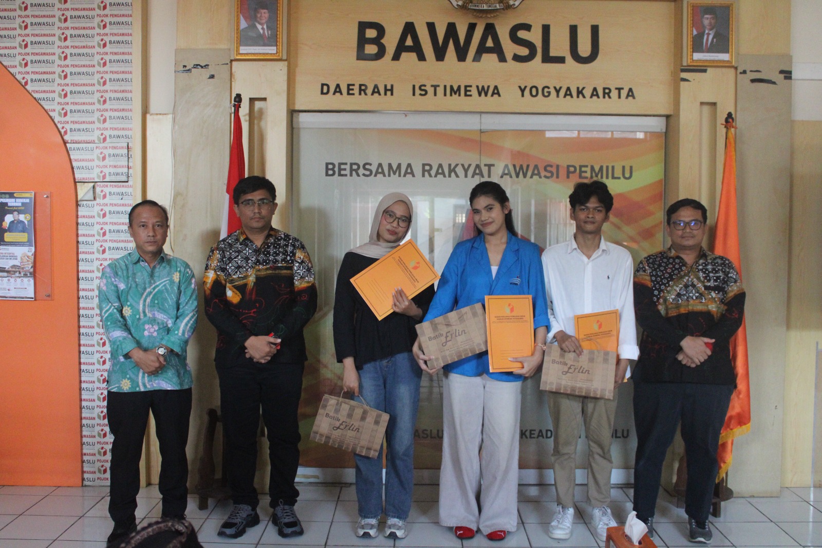 Bawaslu DIY melepas mahasiswa STMM “MMTC” dan Universitas Muhammadiyah Yogyakarta (UMY) yang telah menyelesaikan masa magang di kantor Bawaslu DIY