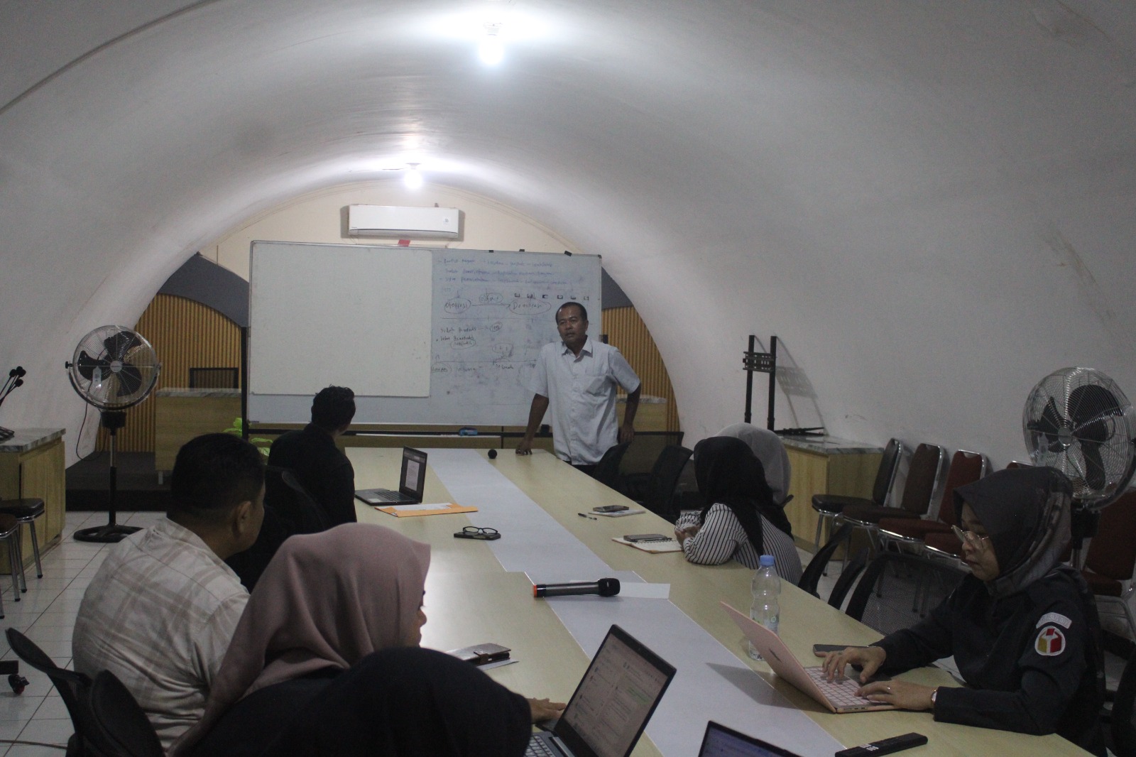 Koordinator Divisi Sumber Daya Manusia, Organisasi, Pendidikan dan Pelatihan Bawaslu DIY mengajak peserta Angkringan Demokrasi berdiskusi perihal profesionalisme pengawas pemilu.