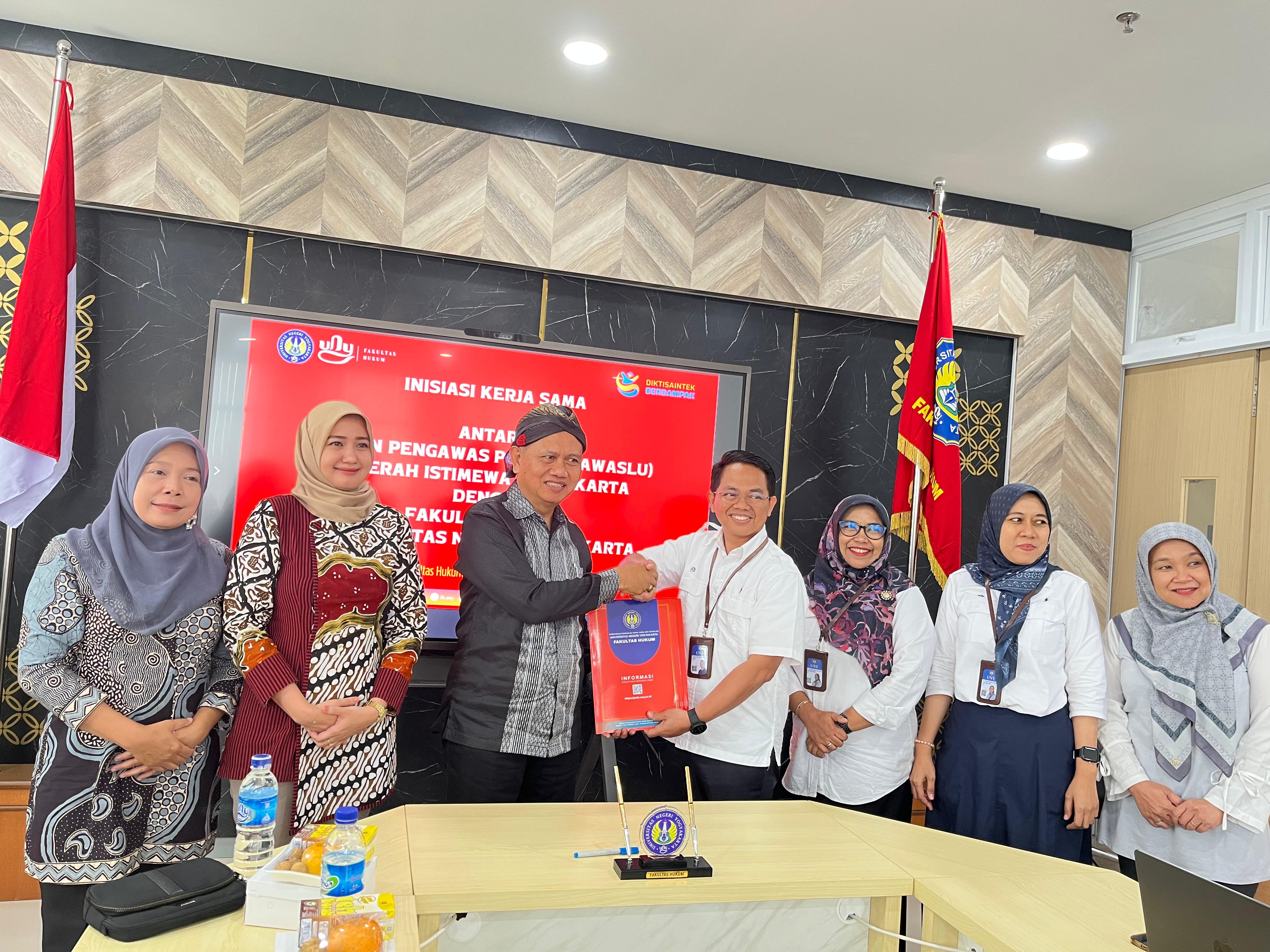 Bawaslu DIY jajaki kerja sama dengan Fakultas Hukum Universitas Negeri Yogyakarta (FH UNY) untuk meningkatkan literasi demokrasi di kalangan mahasiswa