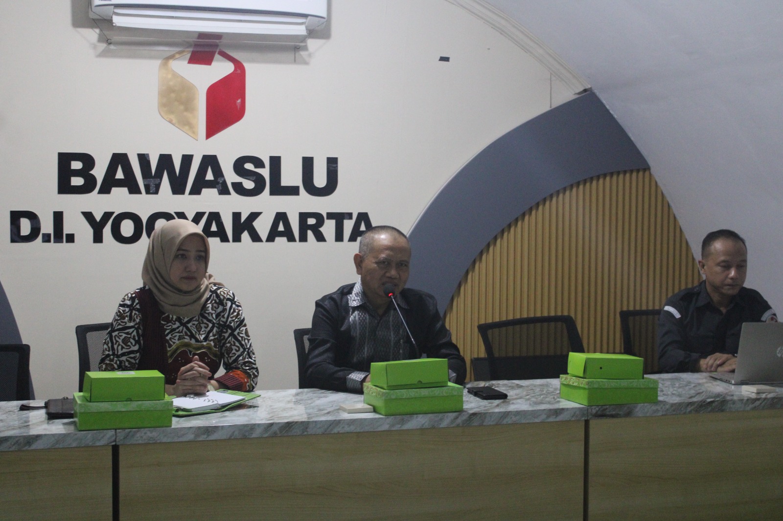 Bawaslu DIY bersama Bawaslu Kabupaten/Kota se-DIY cermati data pemilih di wilayah DIY untuk menjamin keakuratan data pemilih jelang rapat pleno terbuka PDPB di tingkat Kabupaten/Kota
