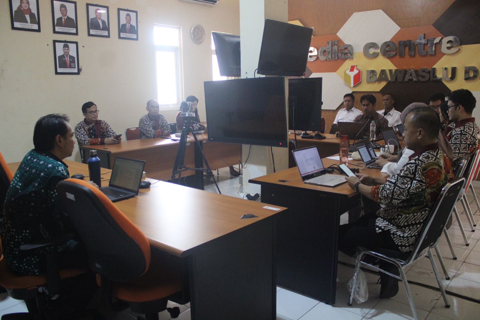 Koordinator Penanganan Pelanggaran, Data dan Informasi Bawaslu DIY, Bayu Mardinta Kurniawan mengajak berdiskusi penatakelolaan data di Bawaslu DIY.