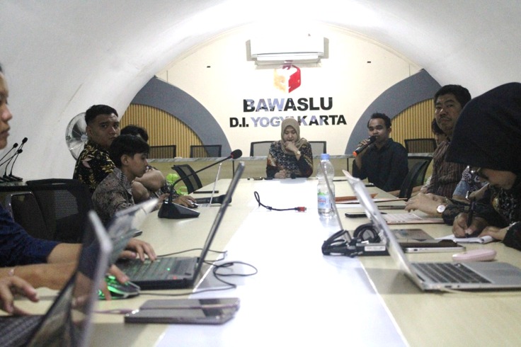 Koordinator Divisi Pencegahan, Partisipasi Masyarakat dan Humas Bawaslu DIY, Umi Illiyina berdiskusi bersama peserta konsolidasi demokrasi tentang dampak politik uang terhadap kualitas demokrasi.