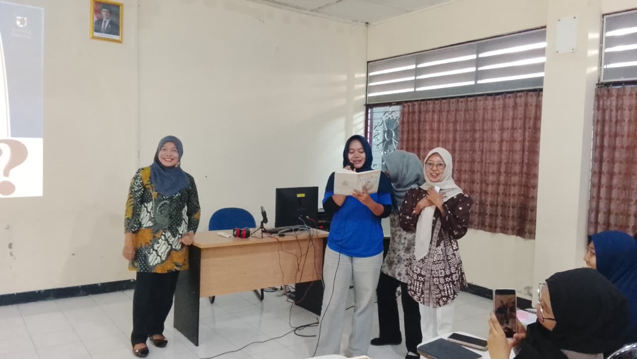 Koordinator Divisi Hukum dan Penyelesaian Sengketa Bawaslu DIY, Sutrisnowati mengajak mahasiswa berdiskusi mengenai asas Pemilu.