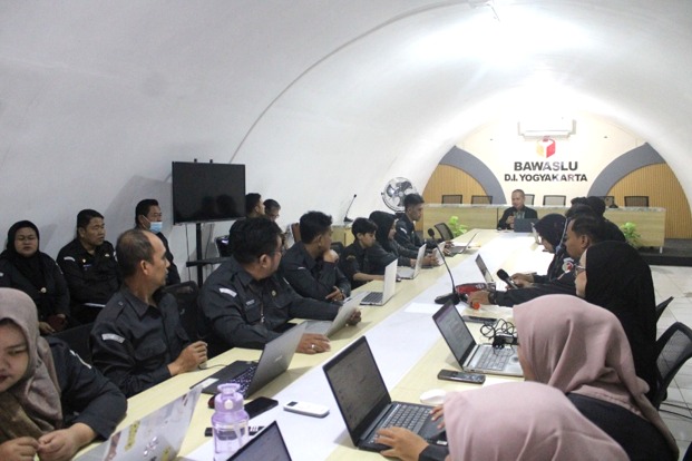 Ketua Bawaslu DIY membahas demokrasi dan pemilu bersama peserta Angkringan Demokrasi