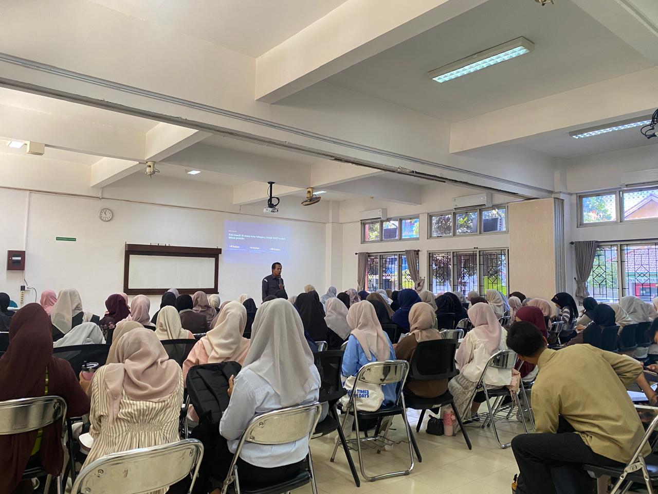 Koordinator Divisi Sumber Daya Manusia, Organisasi, Pendidikan dan Pelatihan Bawaslu DIY mengajak mahasiswa UIN Sunan Kalijaga berdiskusi tentang tahapan pemilu.