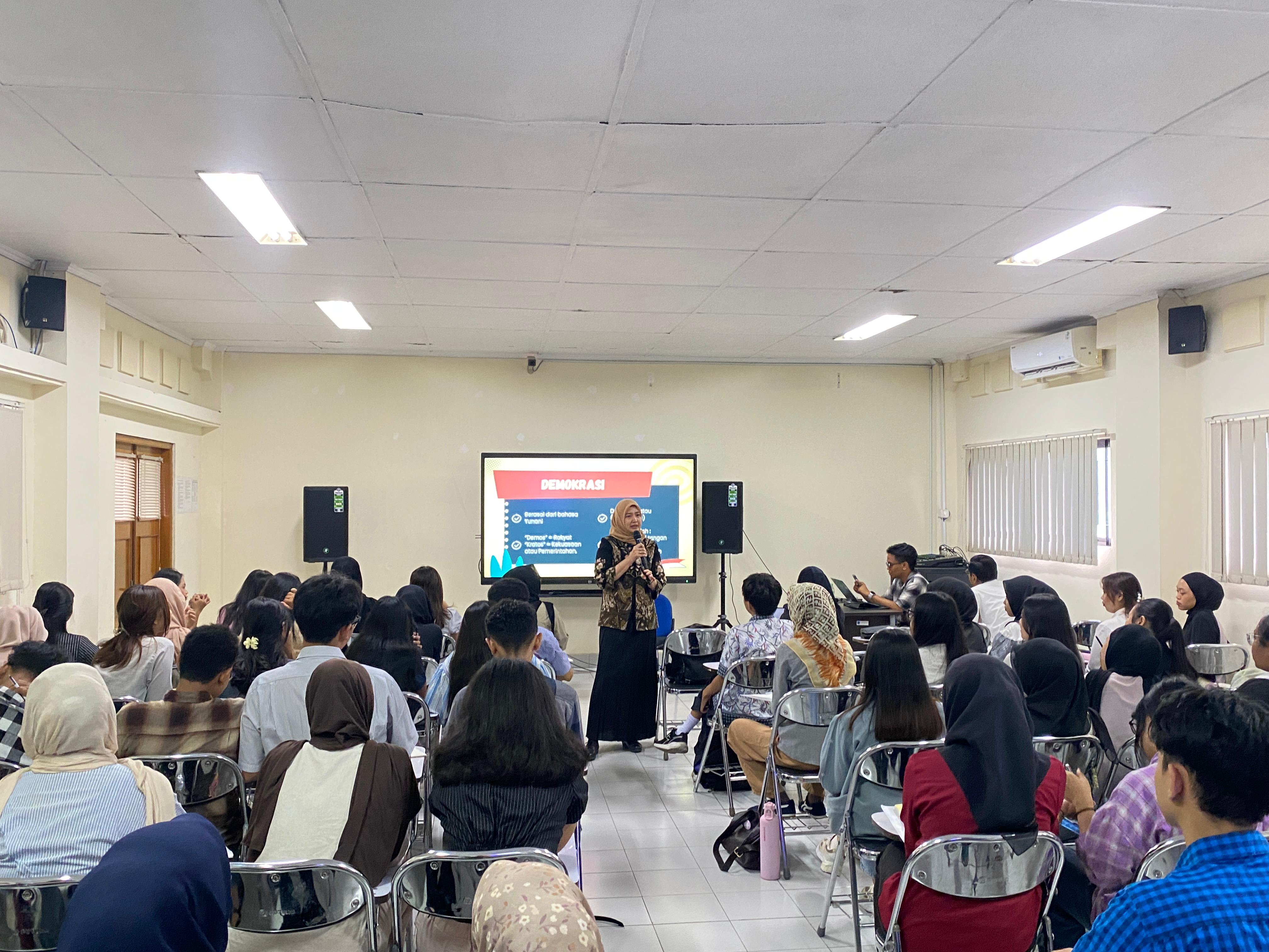 Anggota Bawaslu DIY, Umi Illiyina menyampaikan materi tentang pemilu dan demokrasi kepada mahasiswa di Universitas Teknologi Yogyakarta (UTY)