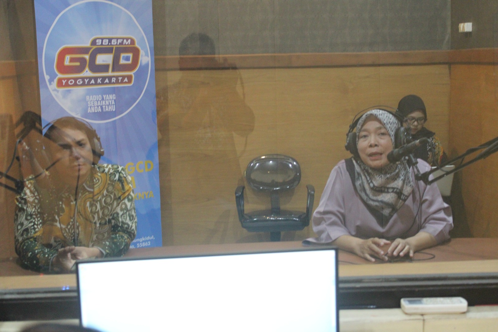 Koordinator Divisi Penanganan Pelanggaran, Data dan Informasi Bawaslu DIY, Bayu Mardinta Kurniawan (kiri) dan Koordinator Divisi Hukum dan Penyelesaian Sengketa Bawaslu DIY, Sutrisnowati (kanan) memaparkan kesiapan pengawasan tahapan pemilu mendatang di Radio GCD FM.