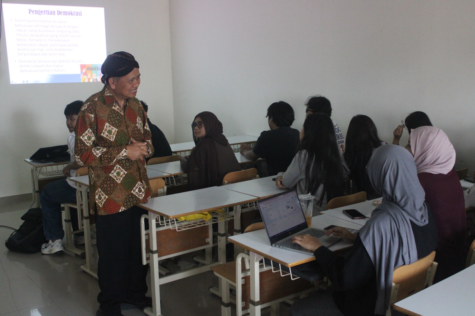 Ketua Bawaslu DIY memaparkan tentang hubungan demokrasi, Pemilu dan bela negara bersama mahasiswa UPN Veteran Yogyakarta