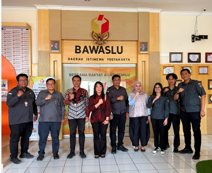 Bawaslu DIY menerima supervisi dari Kepala Biro Penanganan Pelanggaran (tengah) yang membahas optimalisasi pelayanan publik di Bawaslu DIY.