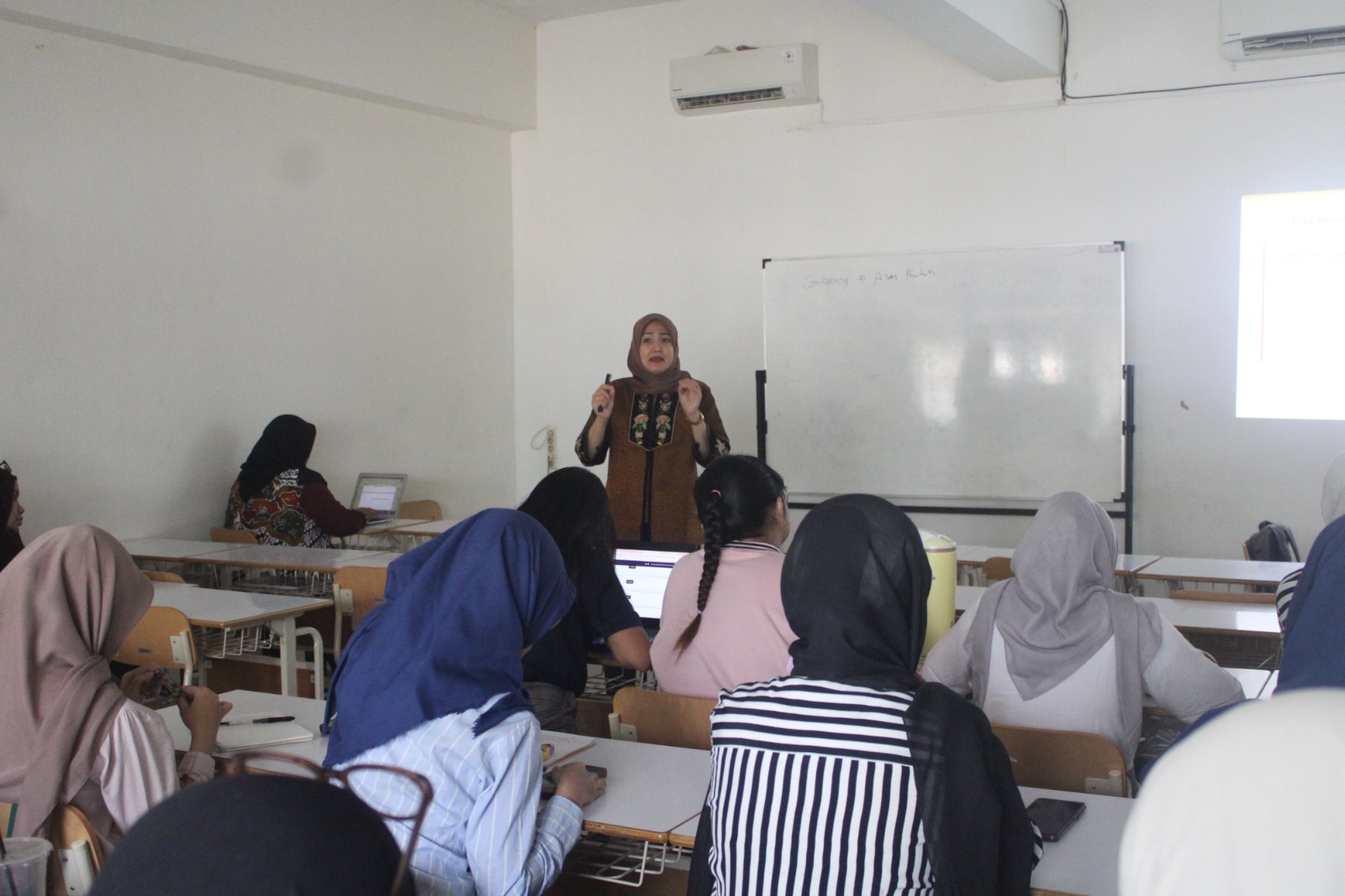  Koordinator Divisi Pencegahan, Partisipasi Masyarakat dan Humas Bawaslu DIY Umi Illiyina paparkan tentang bahaya politik uang dan penyebaran hoaks di kalangan mahasiswa