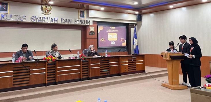 Ketua Bawaslu DIY Mohammad Najib (tengah) bersama Kaprodi Hukum Tata Negara Fakultas Syariah dan Hukum serta dosen Prodi Hukum Tata Negara UIN Sunan Kalijaga menjadi juri dalam Lomba Debat Hukum dan Konstitusi Tingkat Nasional di UIN Sunan Kalijaga.