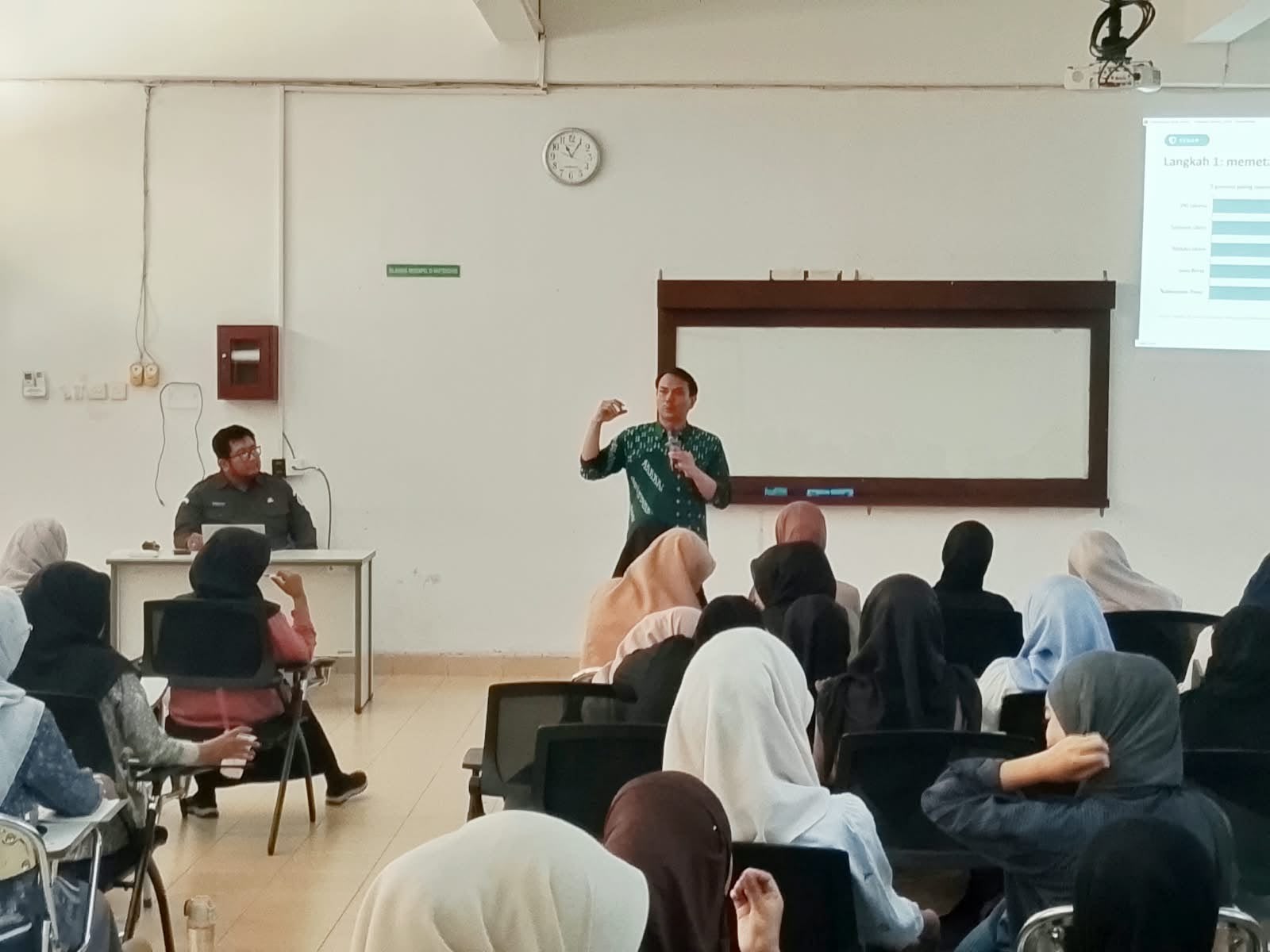 Koordinator Divisi Penanganan Pelanggaran, Data dan Informasi Bawaslu DIY, Bayu Mardinta Kurniawan memaparkan dampak politik uang pada mahasiswa UIN Sunan Kalijaga