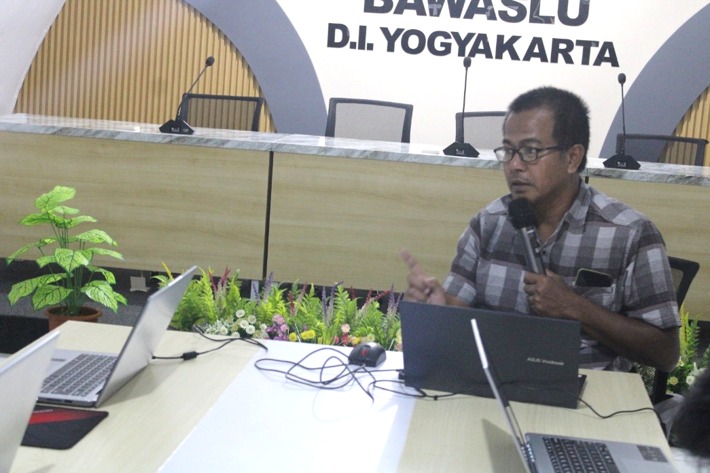 Koordinator Divisi Sumber Daya Manusia, Organisasi, Pendidikan dan Pelatihan Bawaslu DIY memandu pengisian form A pada kegiatan Konsolidasi Demokrasi Bawaslu DIY.