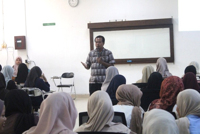 Koordinator Divisi Sumber Daya Manusia, Organisasi, Pendidikan dan Pelatihan Bawaslu DIY, Agung Nugroho mengajak mahasiswa UIN Sunan Kalijaga berdiskusi tentang penyelenggaraan pemilu di Indonesia.