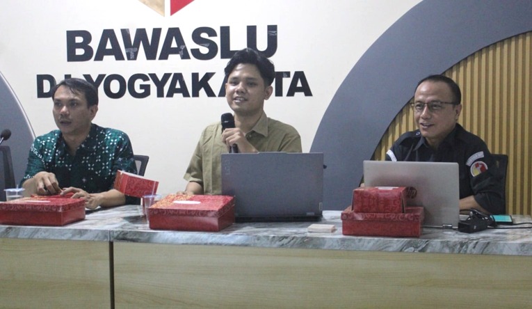 Narasumber dari Neterra Indonesia, Arya Yudha Andrea (tengah) menjelaskan penggunaan AI secara efisien serta perlindungan data pada AI