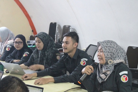 Koordinator Divisi Hukum dan Penyelesaian Sengketa Bawaslu DIY, Sutrisnowati (paling kanan) memaparkan tentang hak pemilih dan daftar pemilih kepada mahasiswa magang dan jajaran sekretariat di Bawaslu DIY