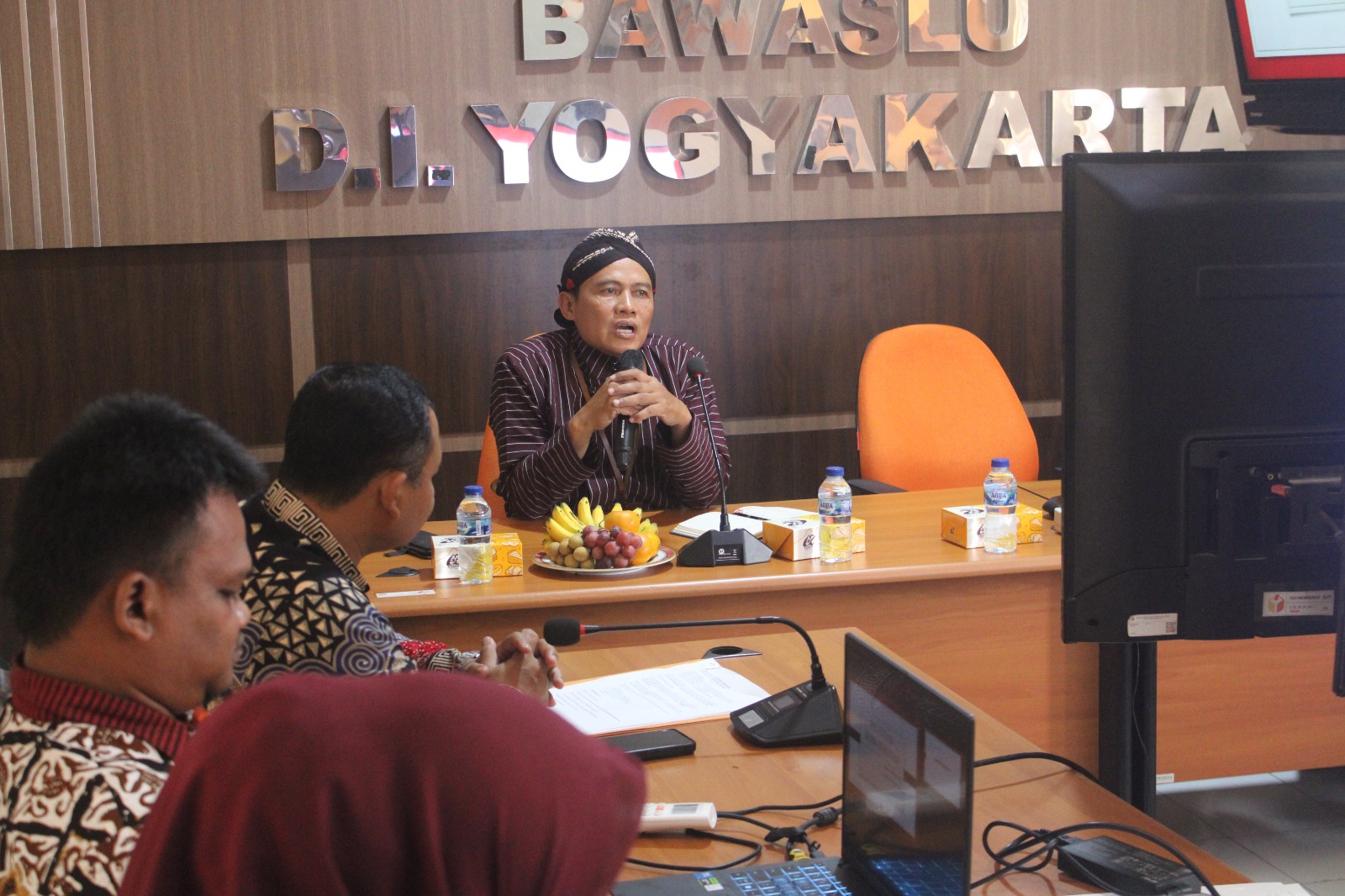 Bawaslu DIY menyimak penjelasan tata cara keprotokoleran dalam menyambut tamu oleh narasumber dari Biro Umum dan Keprotokolan Setda DIY.