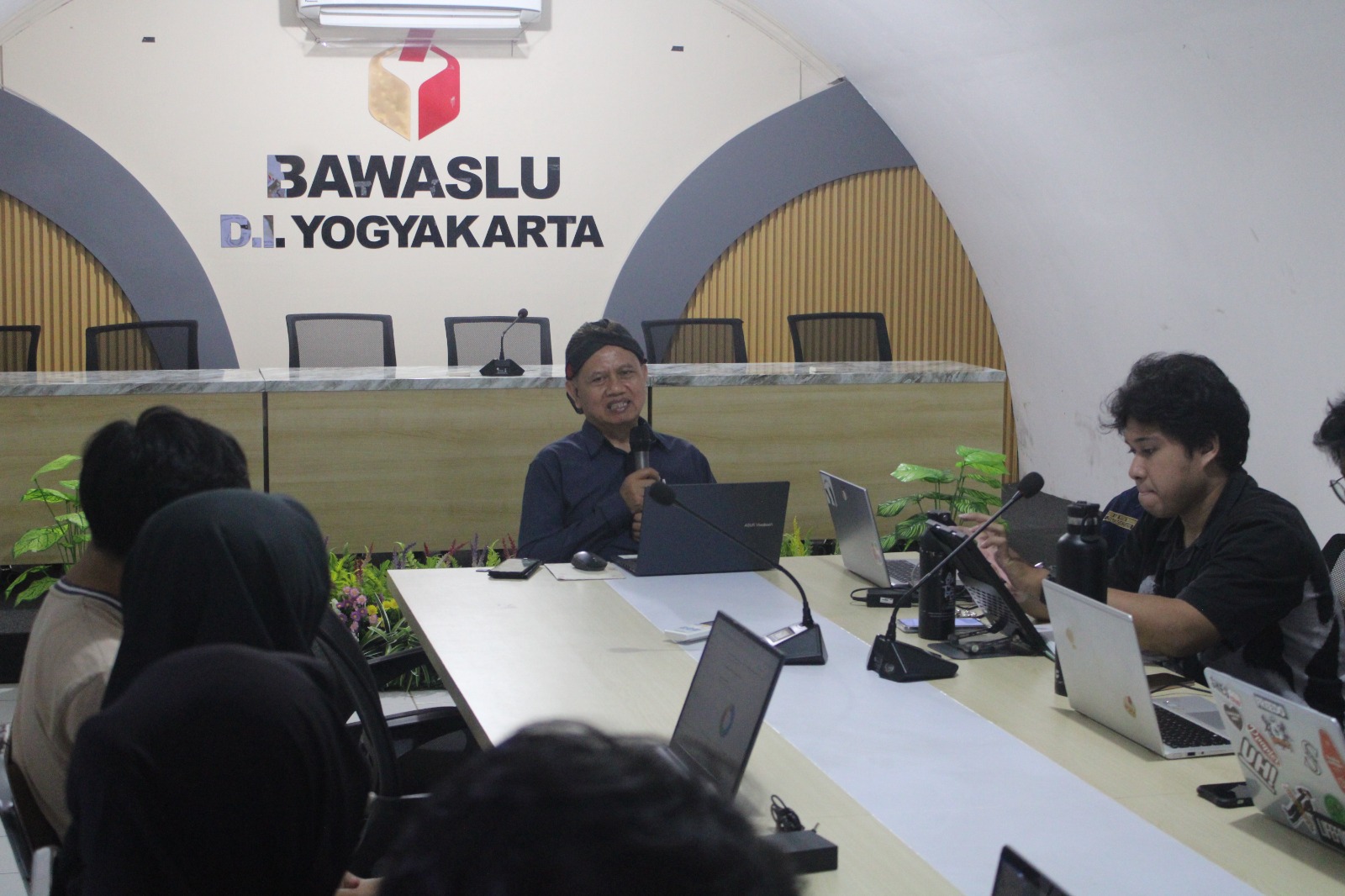 Ketua Bawaslu DIY mengajak mahasiswa berdiskusi tentang pemilu di Indonesia