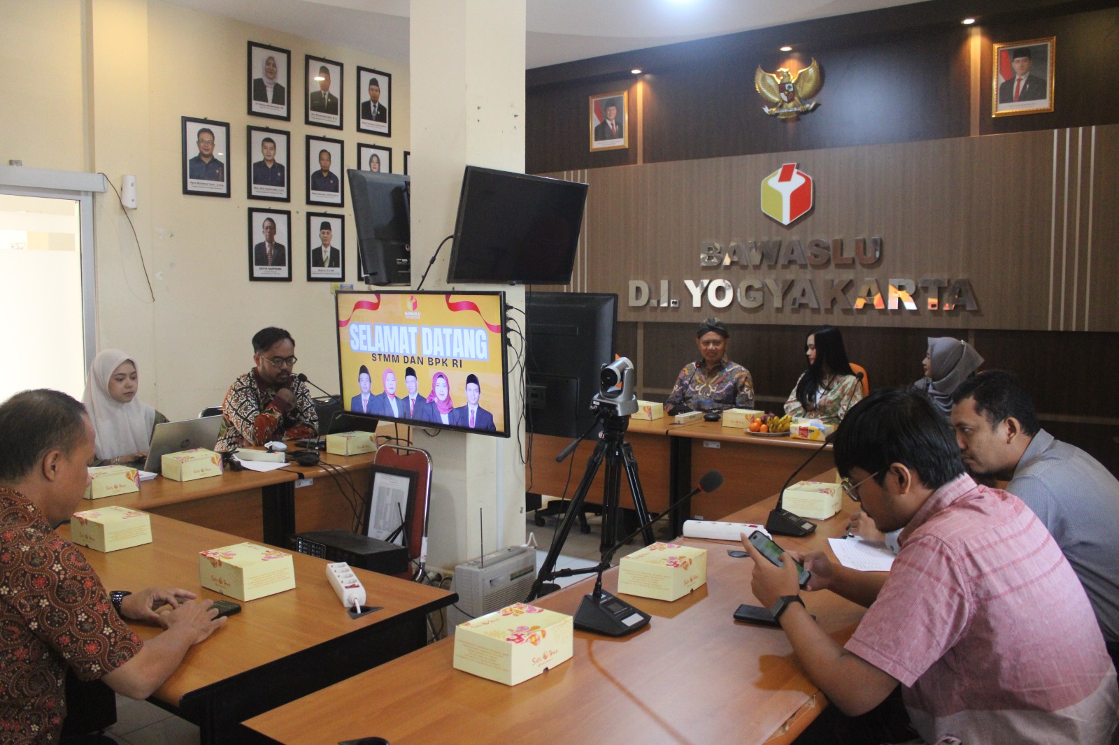 Bawaslu DIY menerima kunjungan BPK RI bersama STMM Yogyakarta guna memaparkan efektivitas dan tujuan pemagangan STMM “MMTC” di Bawaslu DIY