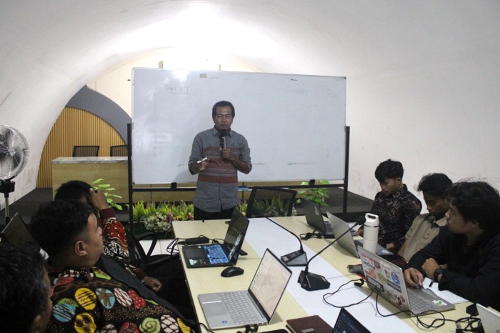Anggota Bawaslu DIY, Agung Nugroho memaparkan fungsi Form A dalam pengawasan pemilu dan/atau pemilihan.
