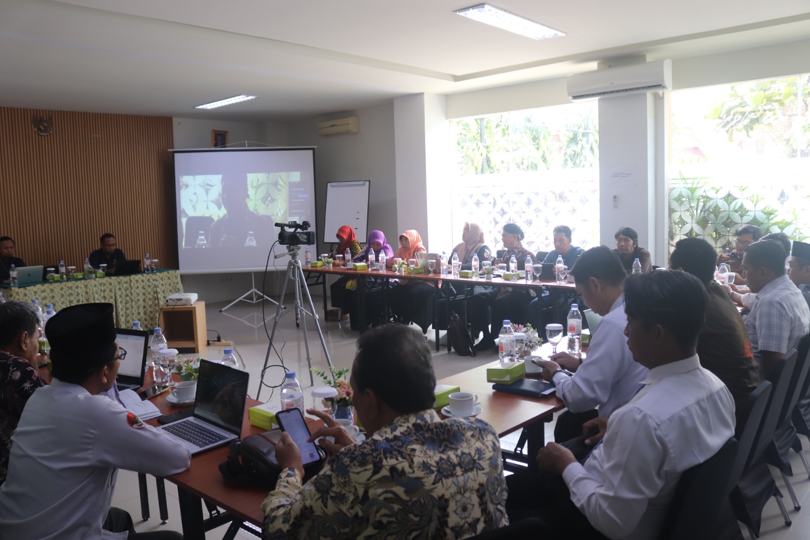 Ketua Bawaslu DIY (kelima dari kiri)  mengikuti FGD Indeks Demokrasi Indonesia (IDI) yang diselenggarakan oleh Badan Kesatuan Bangsa dan Politik DIY